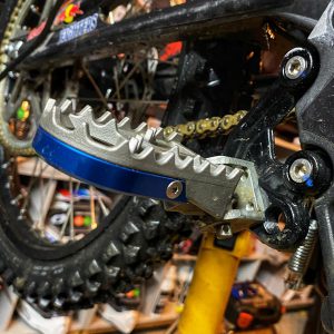 Sur-ron Surroncenter.be de surronspecialist - voetsteun enduro staal 1
