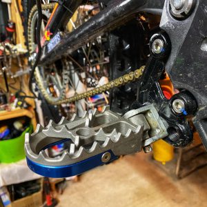 Sur-ron Surroncenter.be de surronspecialist - voetsteun enduro staal 2